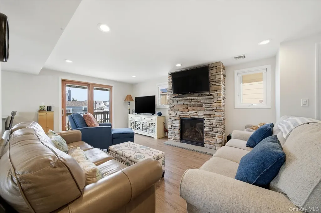 184 Inlet Drive Lindenhurst NY 11757