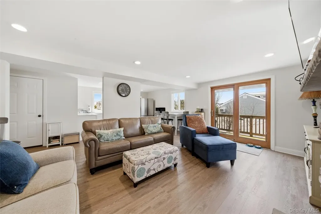 184 Inlet Drive Lindenhurst NY 11757