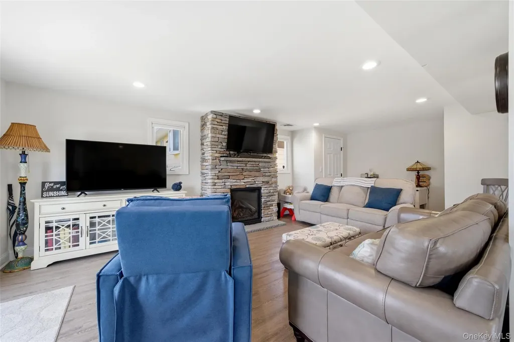 184 Inlet Drive Lindenhurst NY 11757