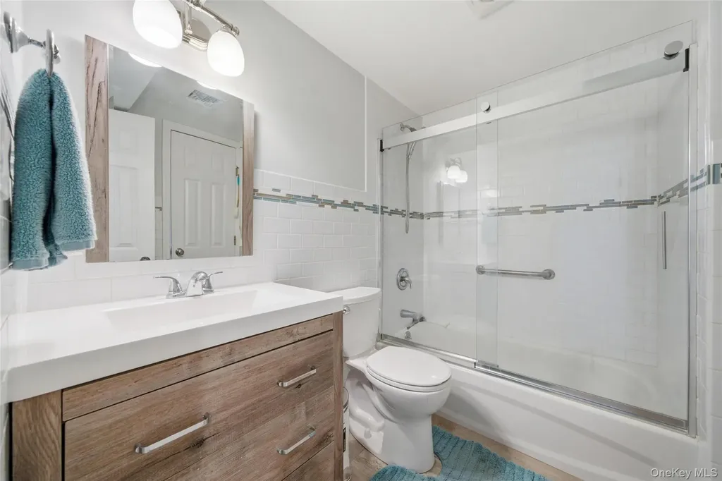 184 Inlet Drive Lindenhurst NY 11757