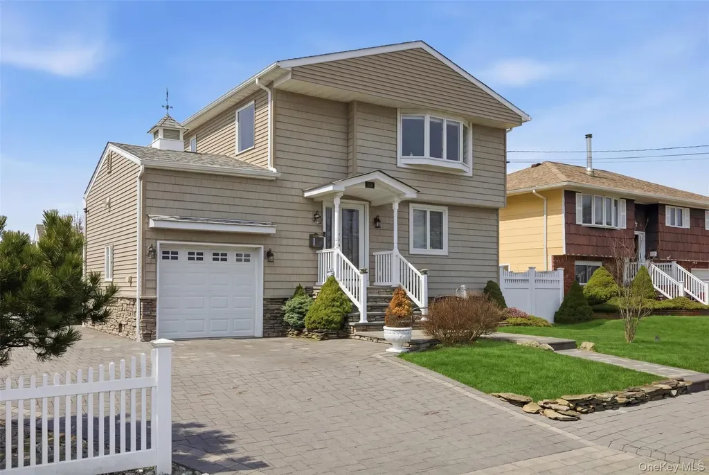 184 Inlet Drive Lindenhurst NY 11757