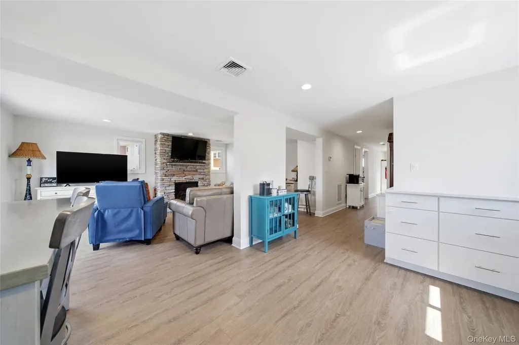 184 Inlet Drive Lindenhurst NY 11757