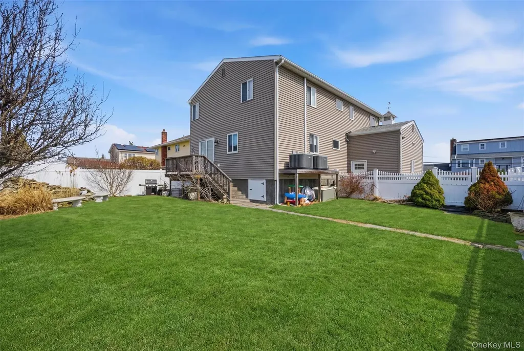 184 Inlet Drive Lindenhurst NY 11757
