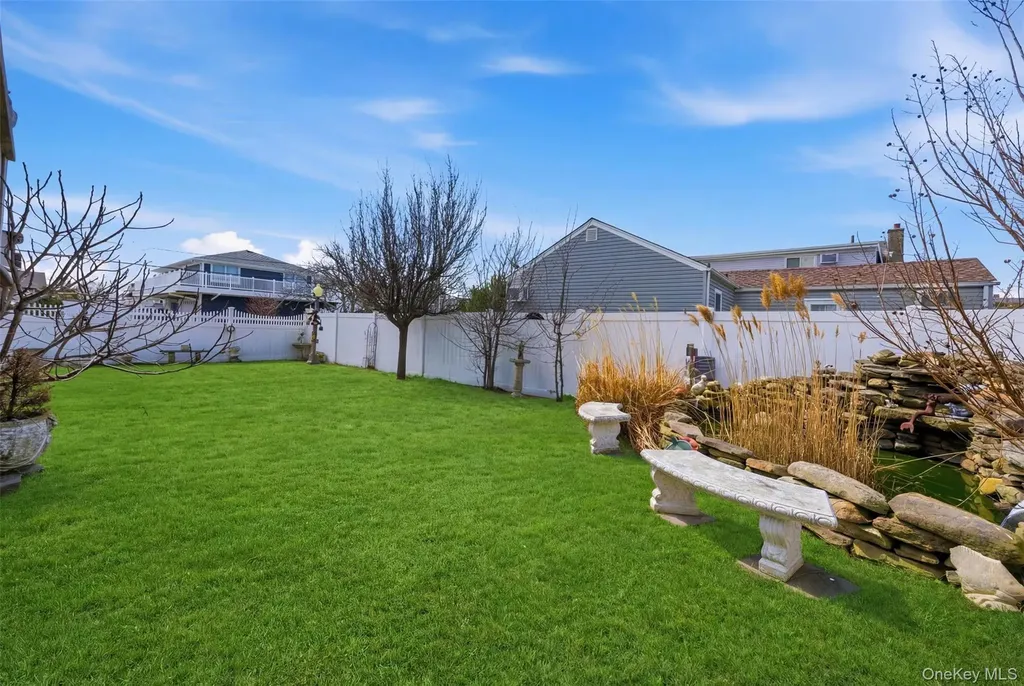 184 Inlet Drive Lindenhurst NY 11757
