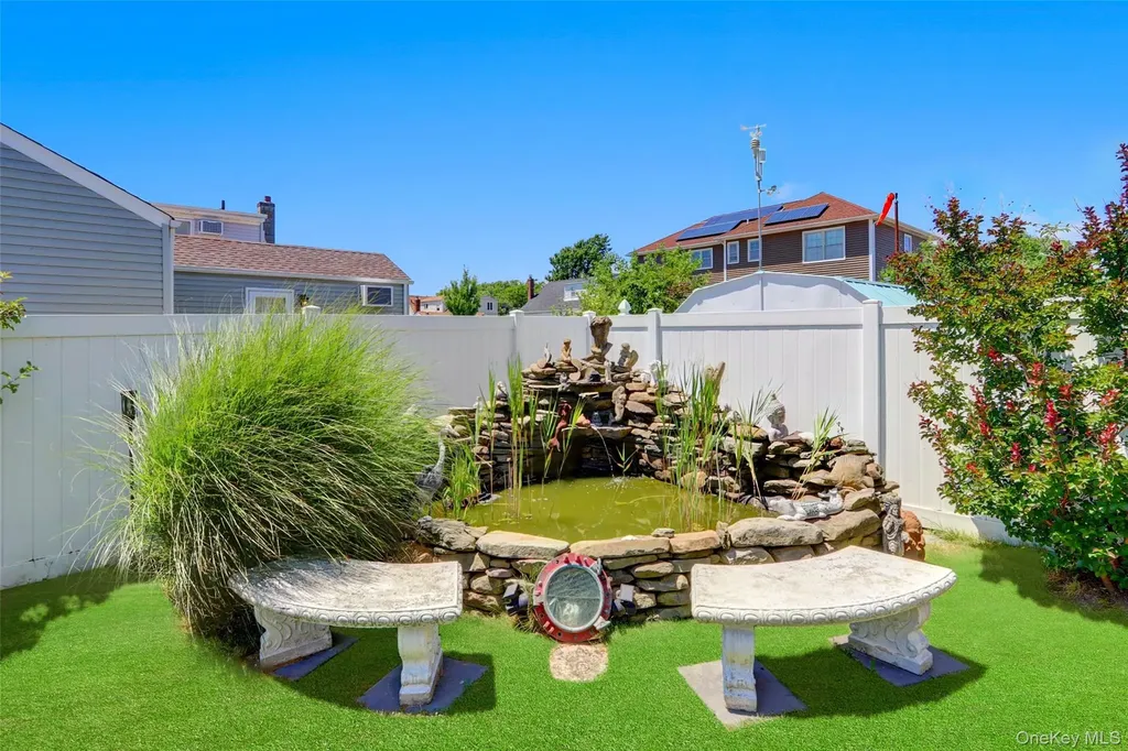 184 Inlet Drive Lindenhurst NY 11757