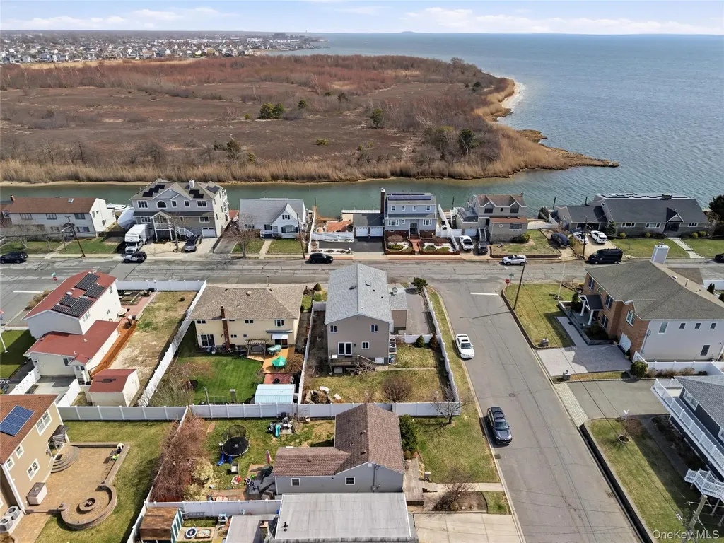 184 Inlet Drive Lindenhurst NY 11757