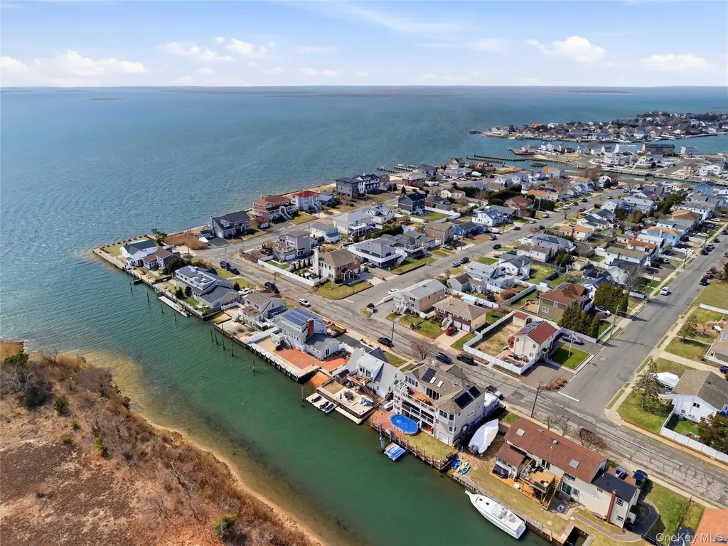 184 Inlet Drive Lindenhurst NY 11757
