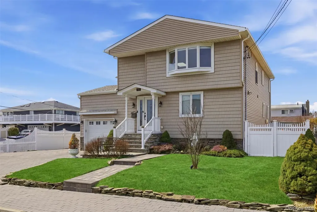 184 Inlet Drive Lindenhurst NY 11757