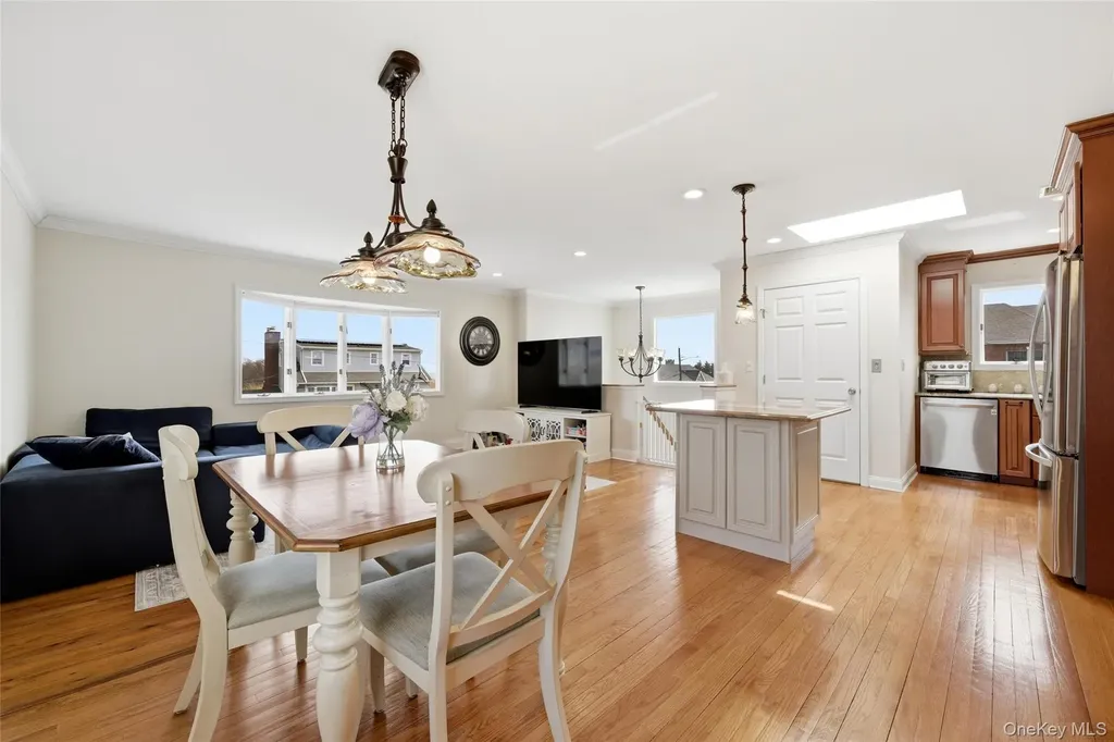 184 Inlet Drive Lindenhurst NY 11757