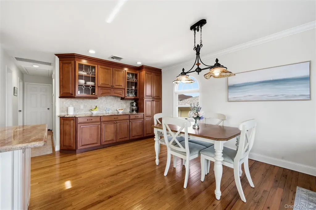 184 Inlet Drive Lindenhurst NY 11757