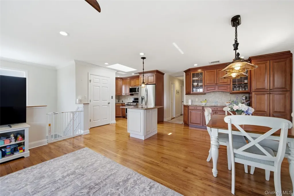184 Inlet Drive Lindenhurst NY 11757