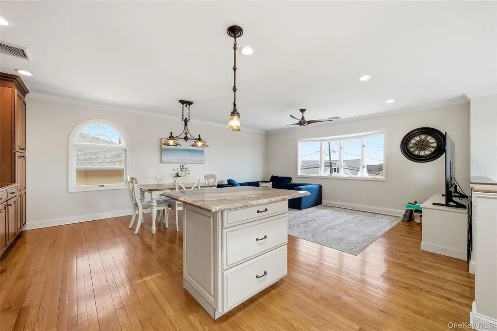 184 Inlet Drive Lindenhurst NY 11757