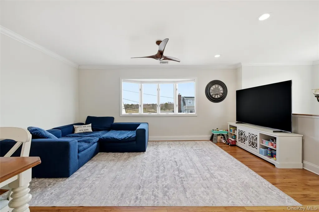 184 Inlet Drive Lindenhurst NY 11757