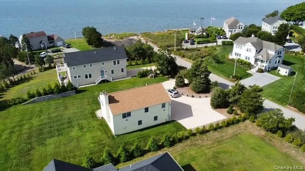 7 Corwin Lane Hampton Bays NY 11946