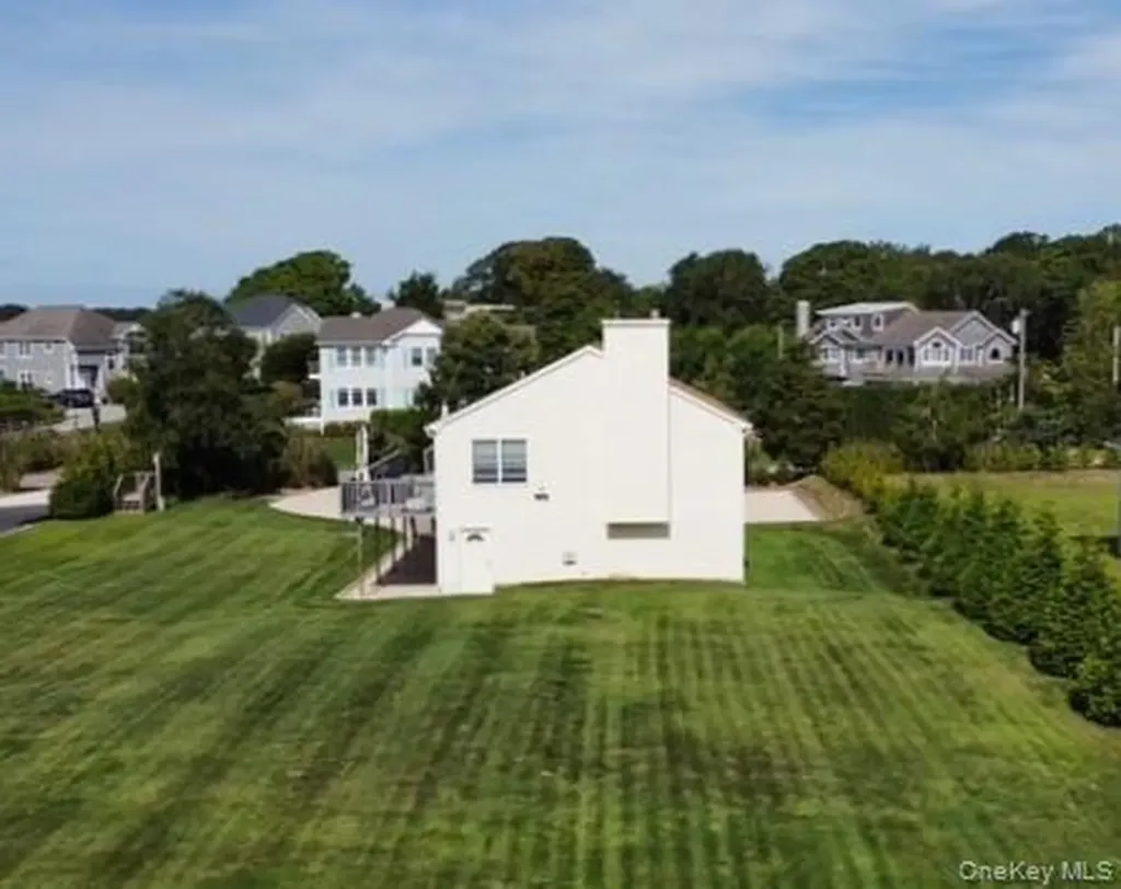 7 Corwin Lane Hampton Bays NY 11946