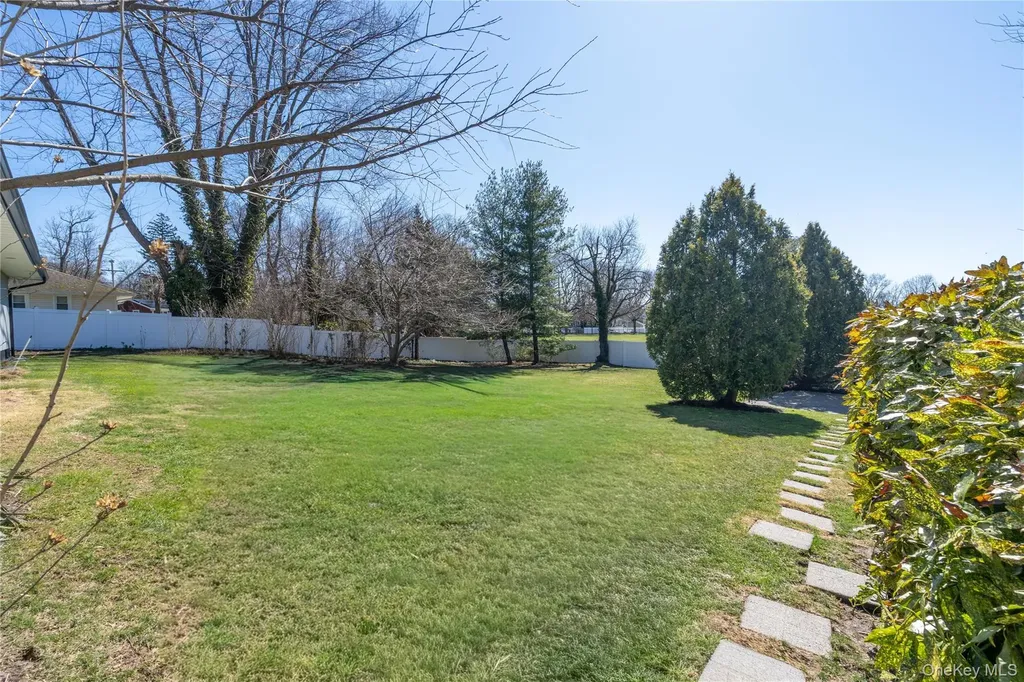 6 Edcris Lane Huntington NY 11743