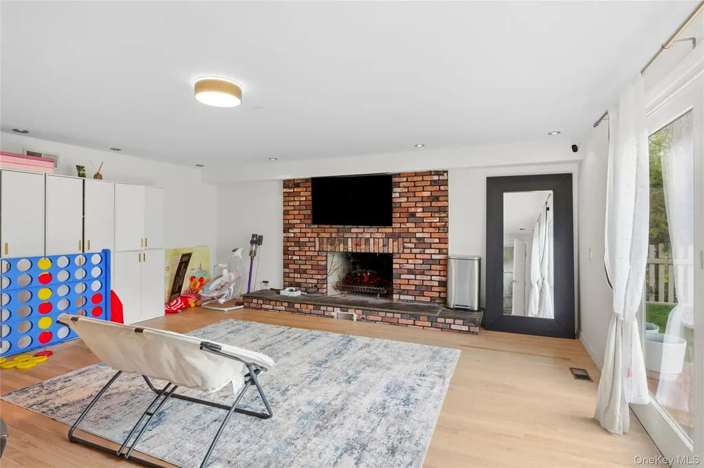 23 Geoffrey Lane Hewlett NY 11557