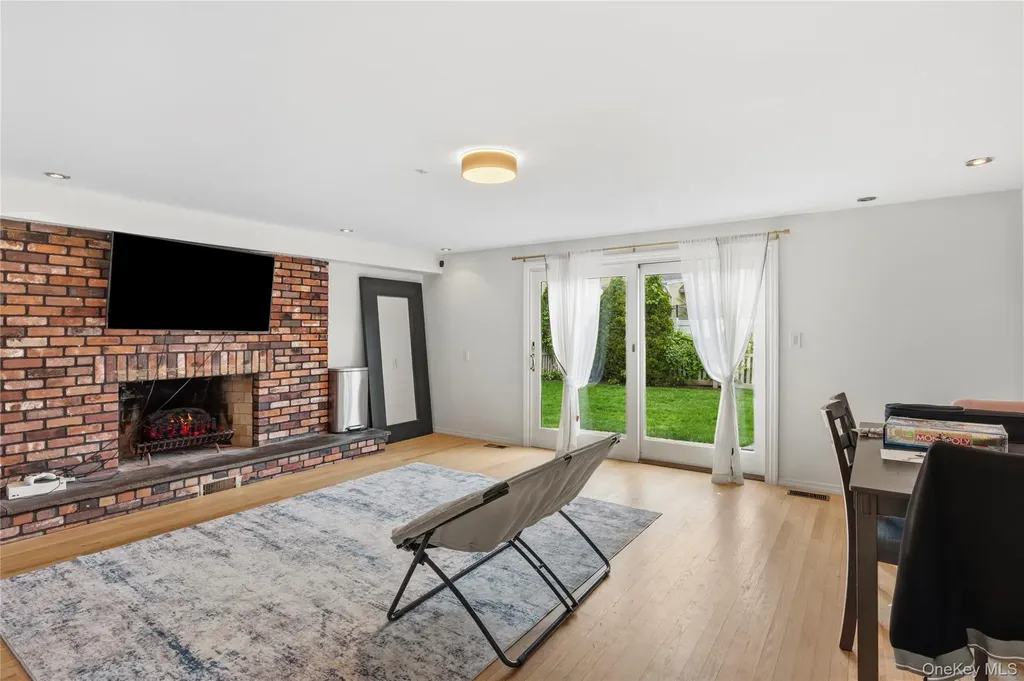 23 Geoffrey Lane Hewlett NY 11557
