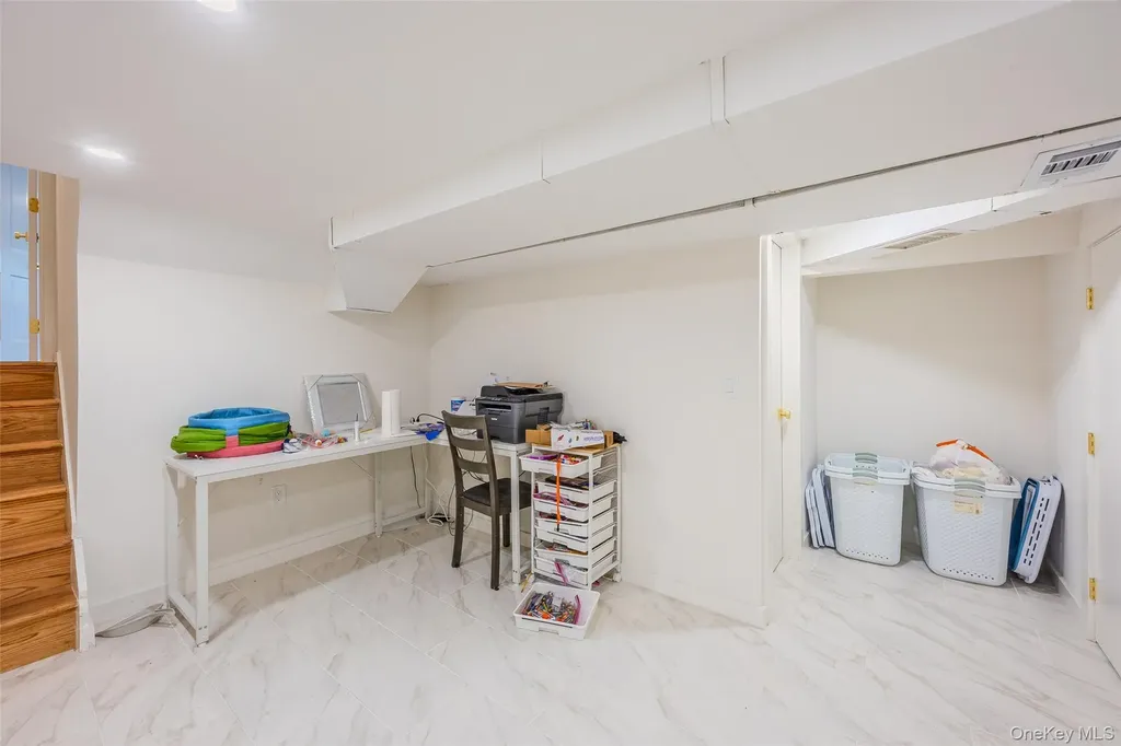 23 Geoffrey Lane Hewlett NY 11557