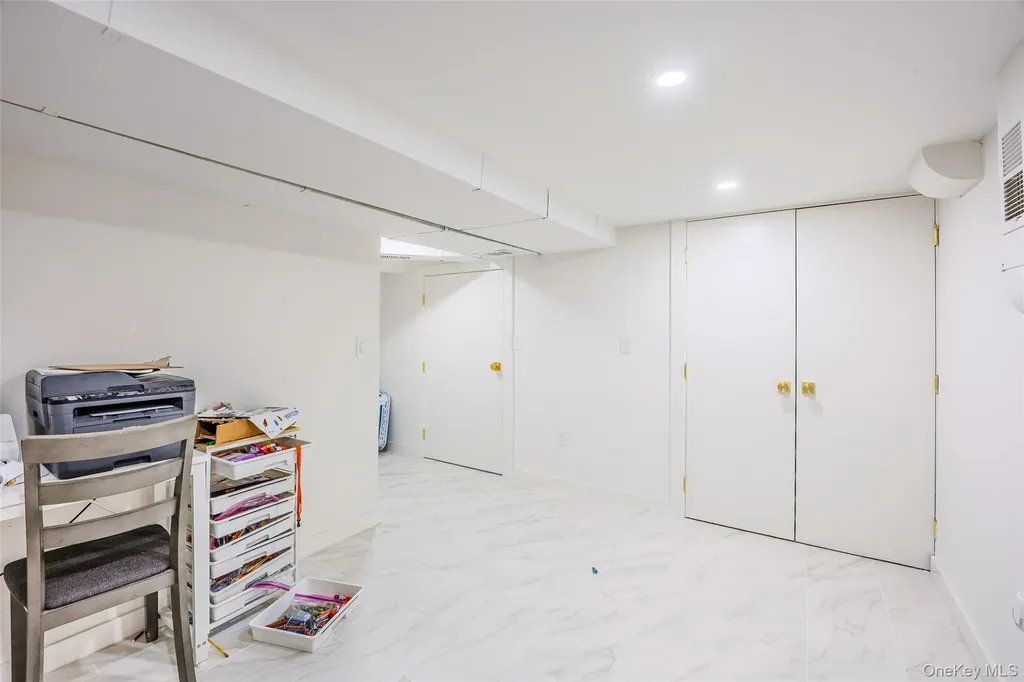 23 Geoffrey Lane Hewlett NY 11557
