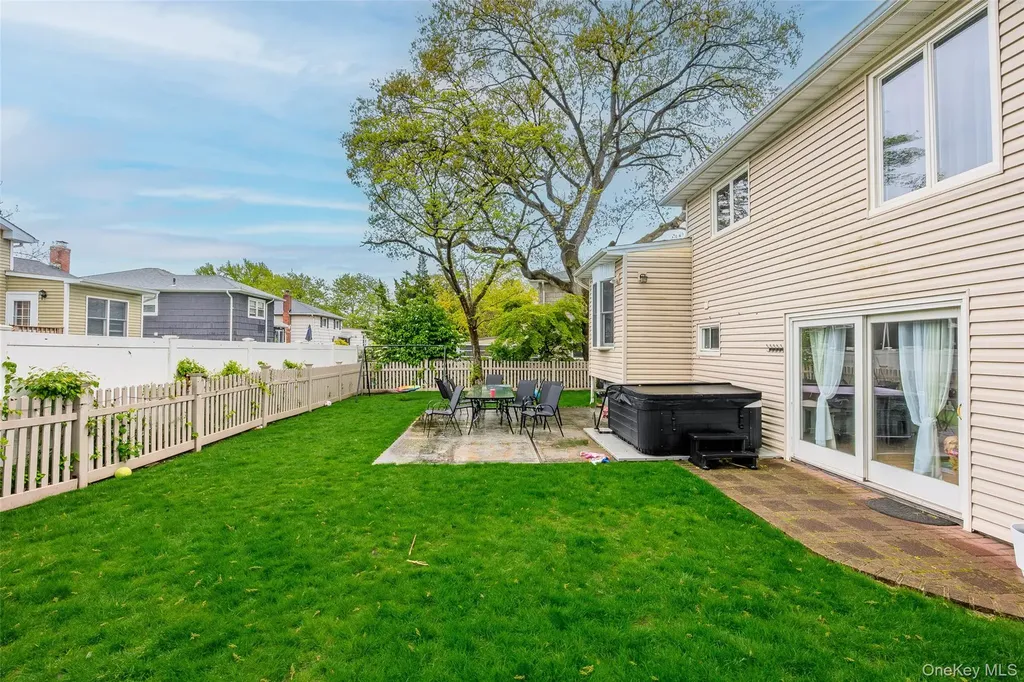 23 Geoffrey Lane Hewlett NY 11557
