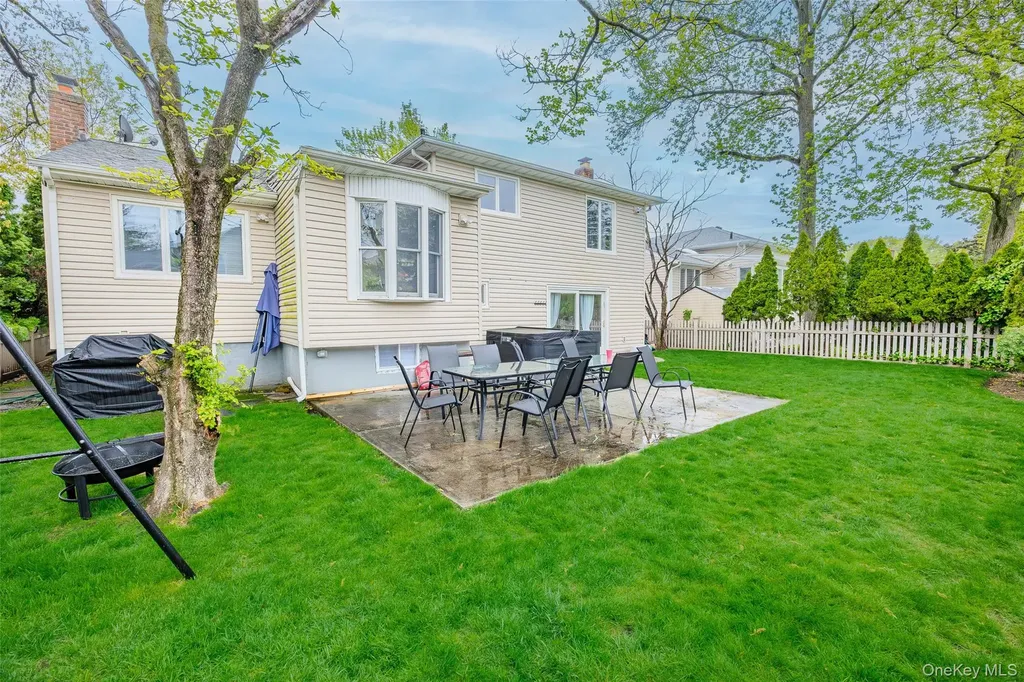 23 Geoffrey Lane Hewlett NY 11557