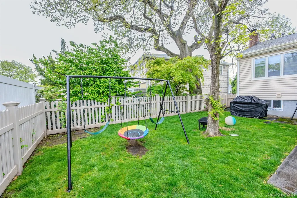 23 Geoffrey Lane Hewlett NY 11557
