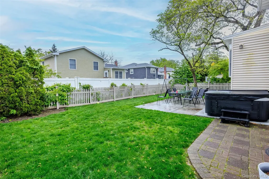 23 Geoffrey Lane Hewlett NY 11557