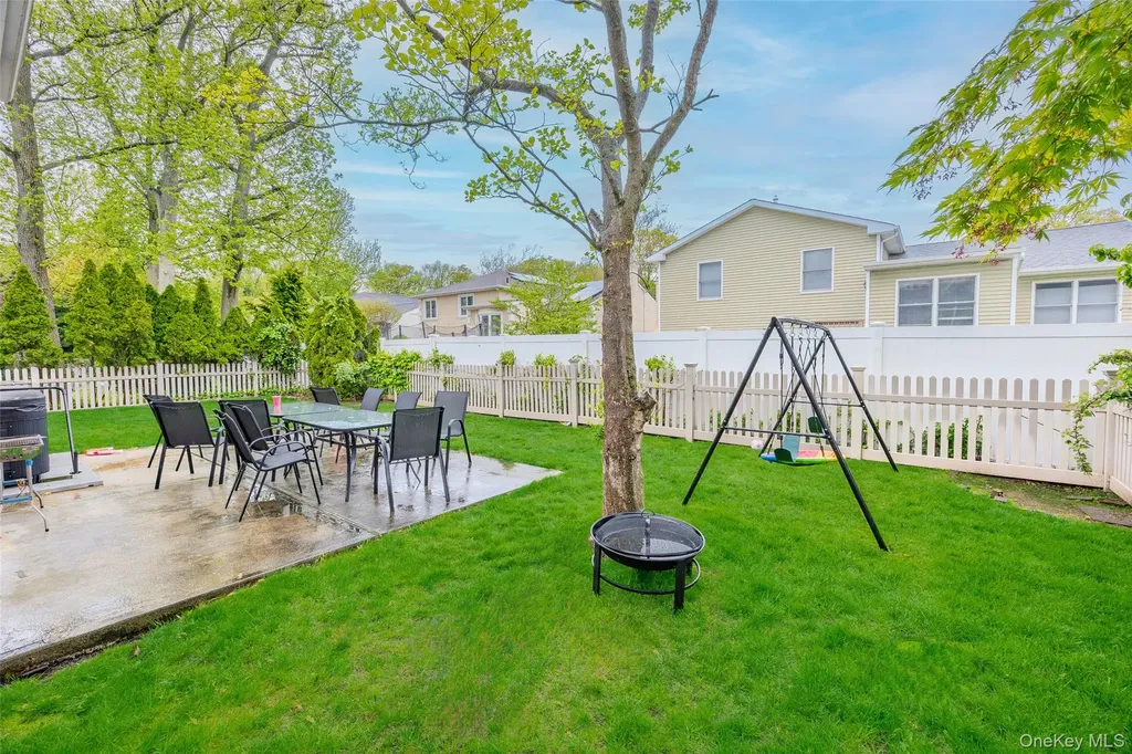 23 Geoffrey Lane Hewlett NY 11557