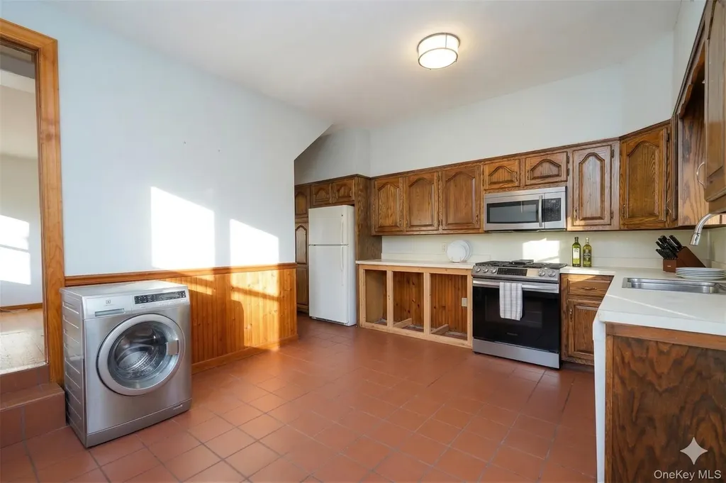 2071 E 35th Street Brooklyn NY 11234