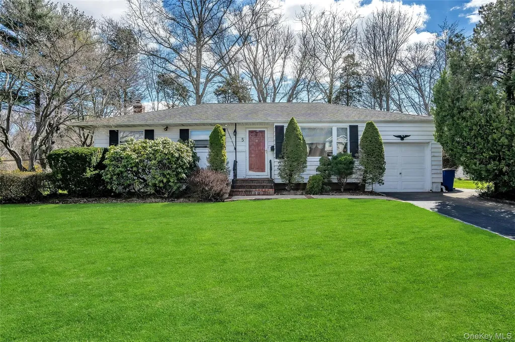 5 Vegas Court Plainview NY 11803