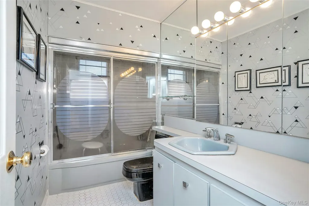 5 Vegas Court Plainview NY 11803