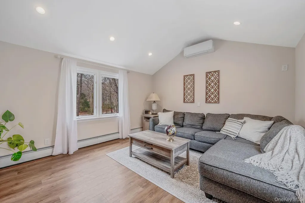 5 Valley Circle Miller Place NY 11764