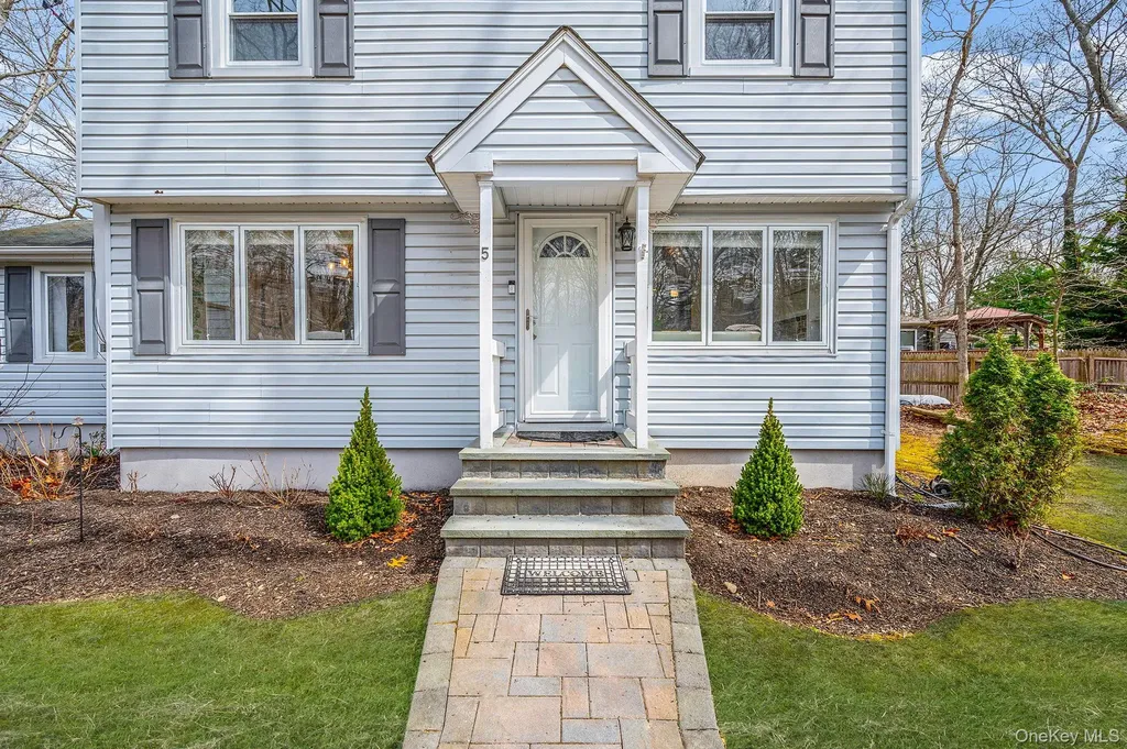 5 Valley Circle Miller Place NY 11764