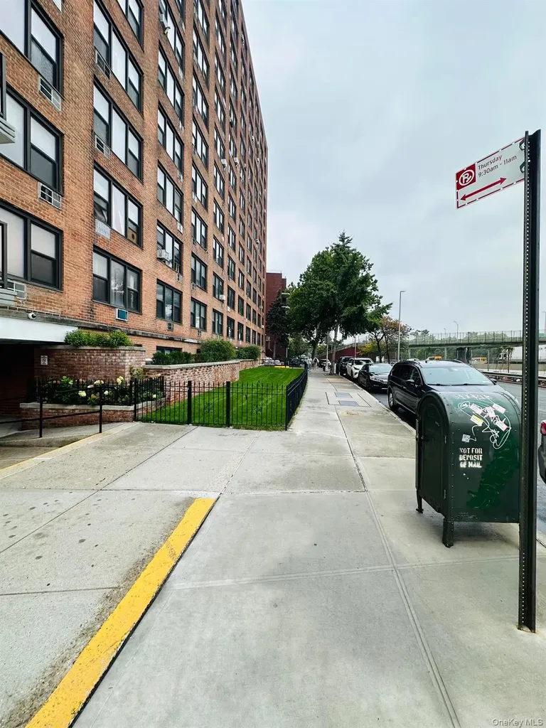 3121 Middletown Road Bronx NY 10461