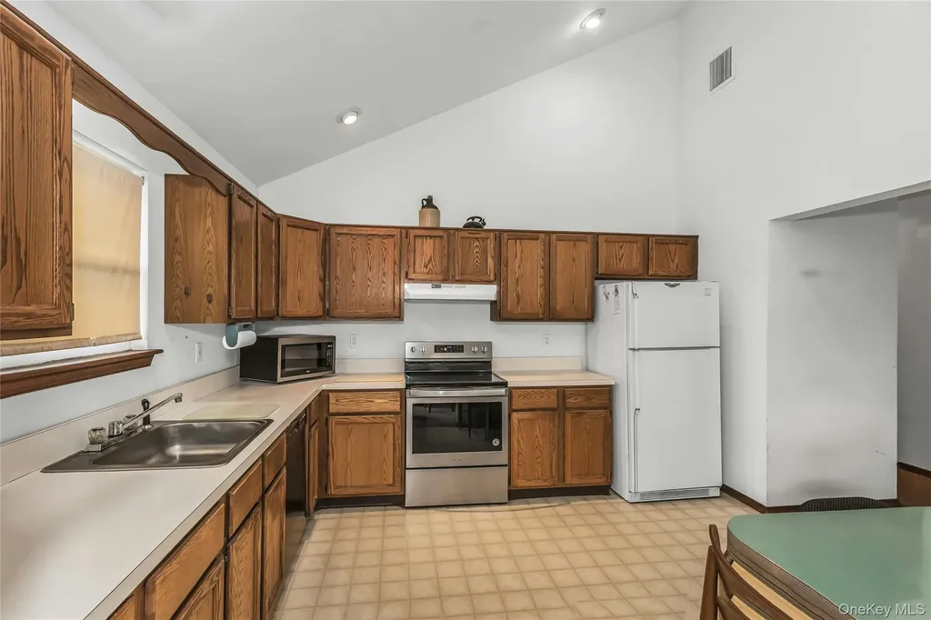 82 Donna Drive Baiting Hollow NY 11933