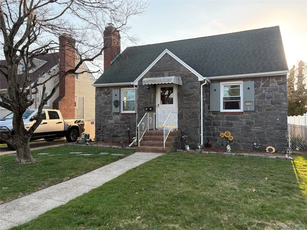 2526 S Saint Marks Avenue Bellmore NY 11710