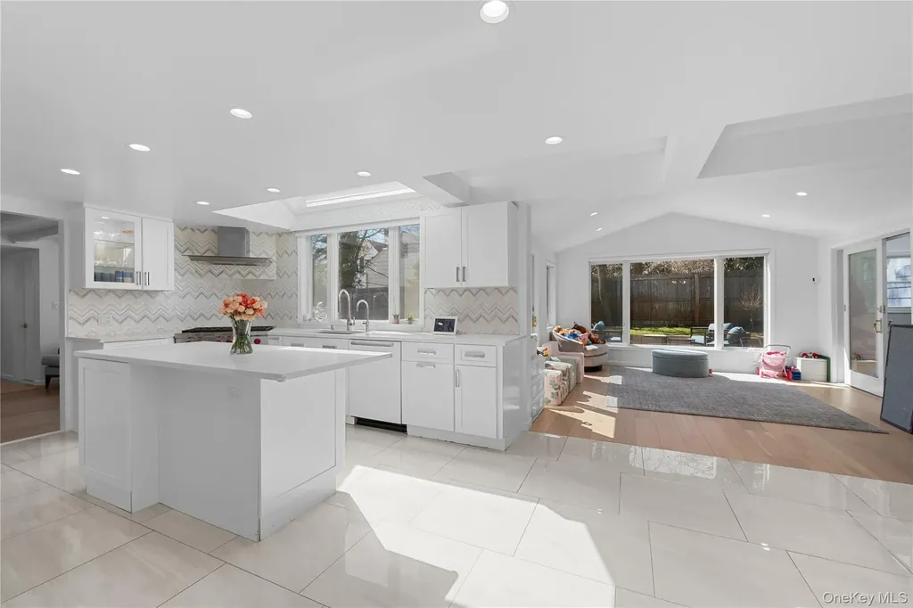 930 Smith Lane Hewlett Neck NY 11598