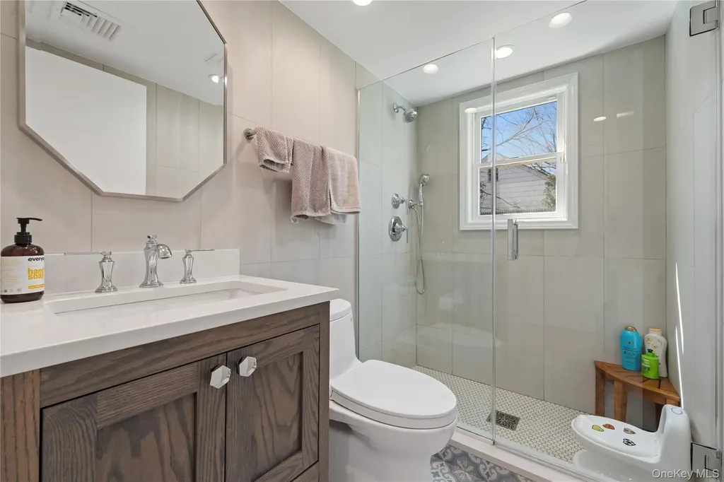 930 Smith Lane Hewlett Neck NY 11598