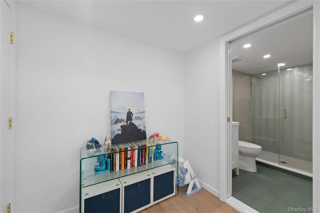 930 Smith Lane Hewlett Neck NY 11598