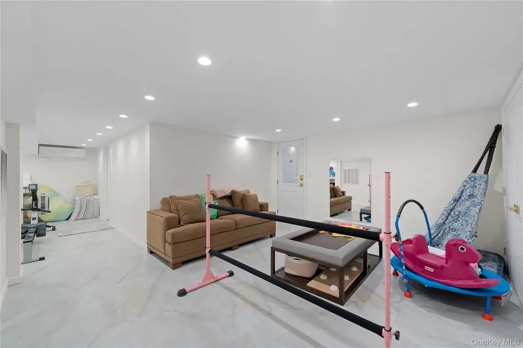 930 Smith Lane Hewlett Neck NY 11598