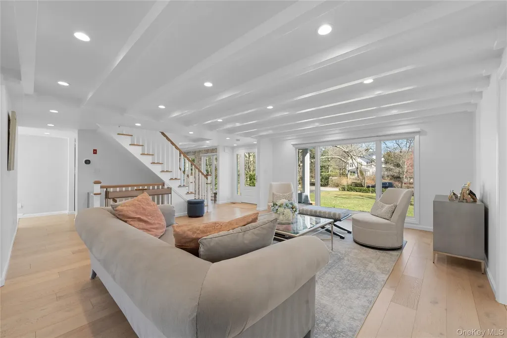 930 Smith Lane Hewlett Neck NY 11598