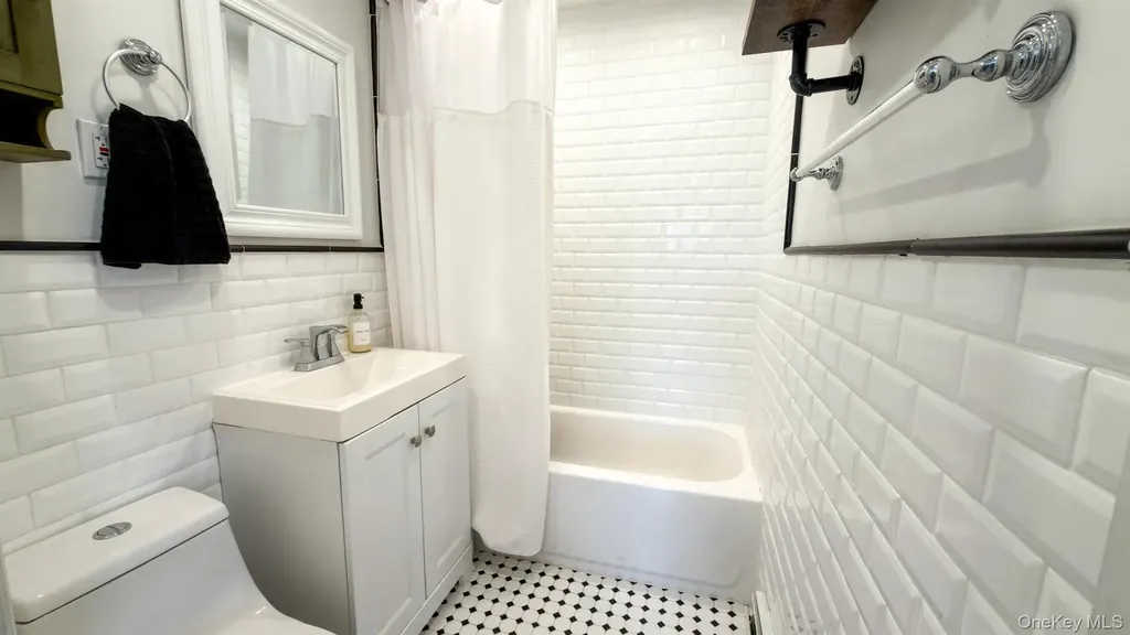 27 E Lincoln Avenue Massapequa NY 11758