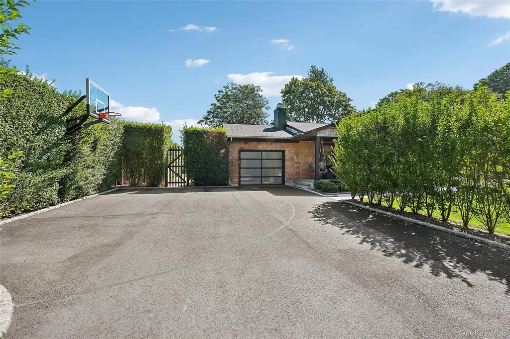 30 Breese Lane Southampton NY 11968