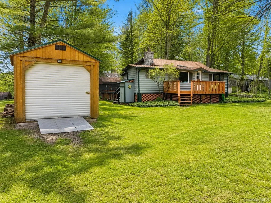 10 Circle Place Smallwood NY 12720