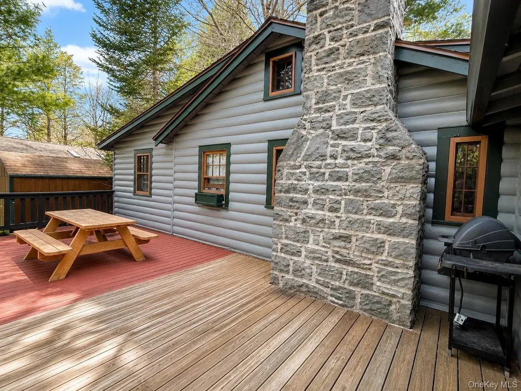 10 Circle Place Smallwood NY 12720