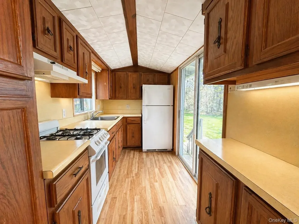 10 Circle Place Smallwood NY 12720