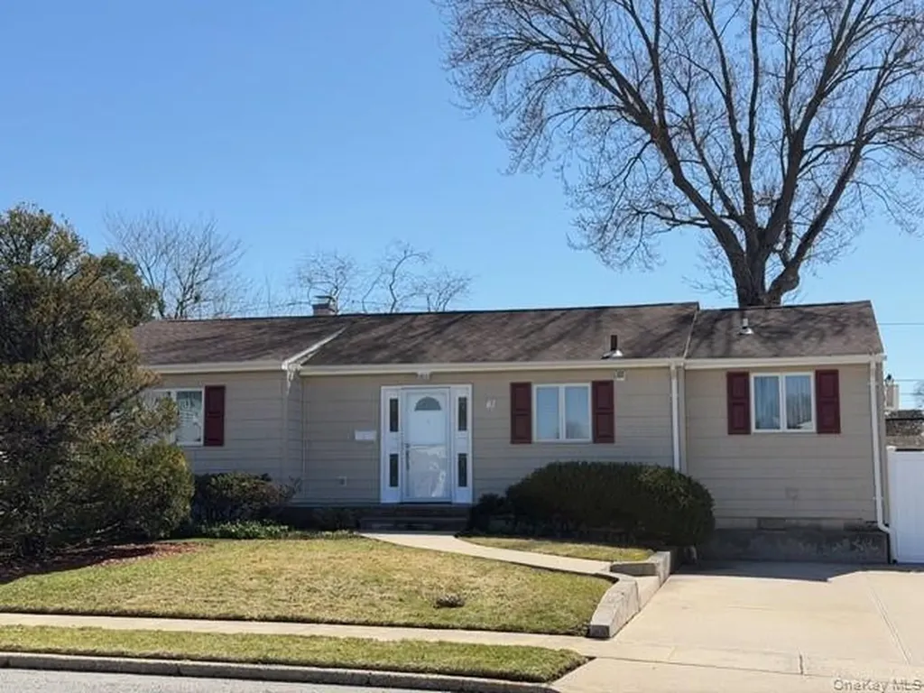 41 Charlotte Place Plainview NY 11803