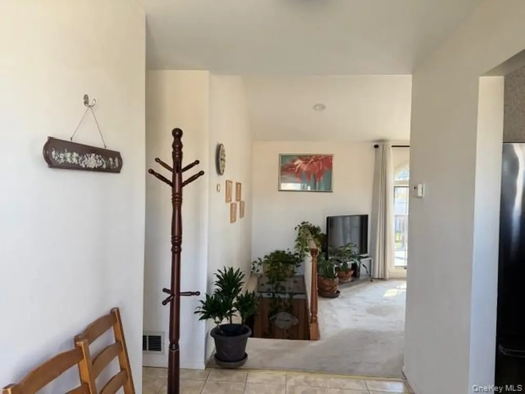 41 Charlotte Place Plainview NY 11803