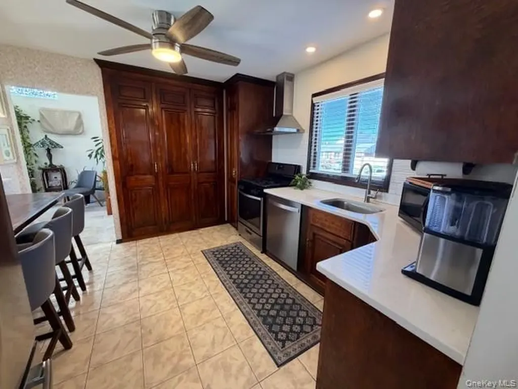 41 Charlotte Place Plainview NY 11803